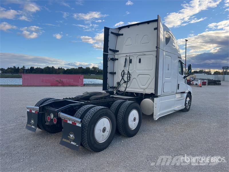 Freightliner Cascadia 126 6x4 T/A Sleeper Truck Tractor Vlačilci