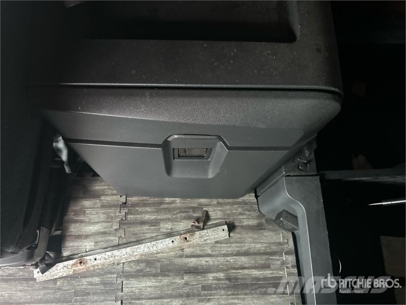 Freightliner Cascadia 126 6x4 T/A Sleeper Truck Tractor Tractor Units