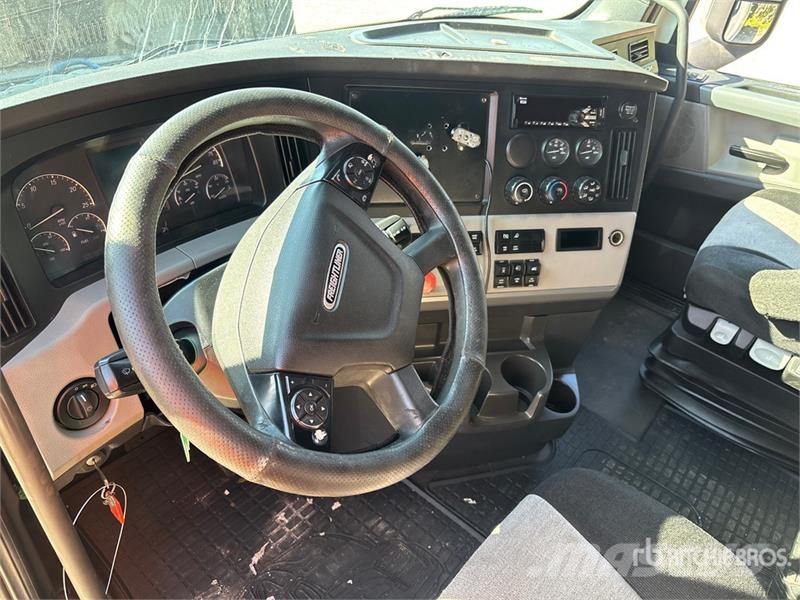 Freightliner Cascadia 126 6x4 T/A Sleeper Truck Tractor Nyergesvontatók