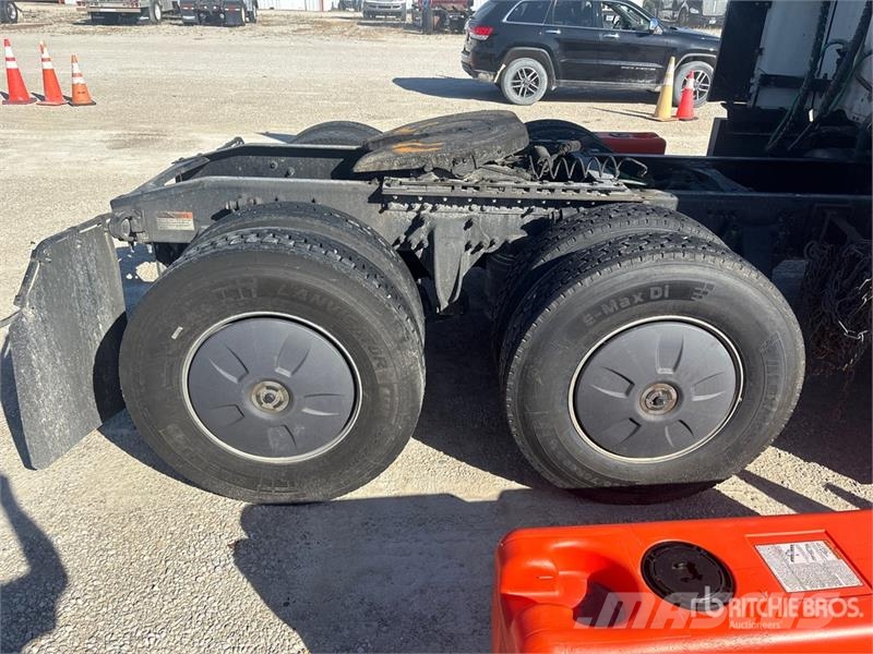 Freightliner Cascadia 126 6x4 T/A Sleeper Truck Tractor Motrici e Trattori Stradali