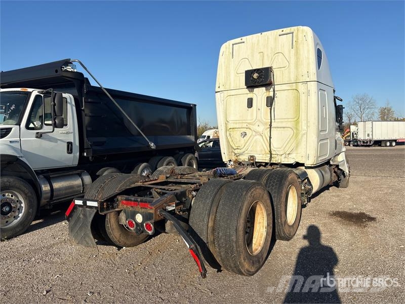 Freightliner Cascadia 125 6x4 T/A Sleeper Truck Tractor (Inoper Vilcēji