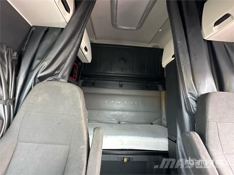 Freightliner Cascadia 126 6x4 T/A Sleeper Truck Tractor Nyergesvontatók