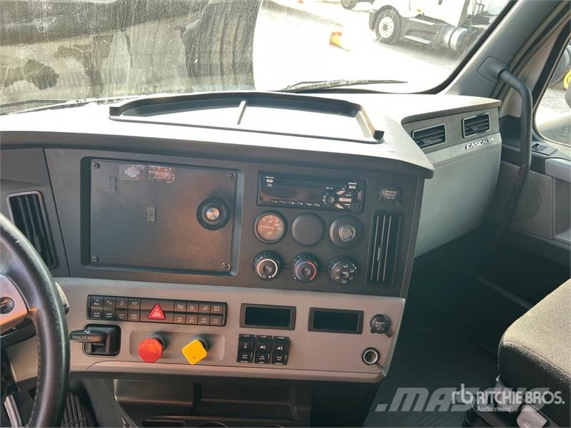 Freightliner Cascadia 126 6x4 T/A Sleeper Truck Tractor Sattelzugmaschinen