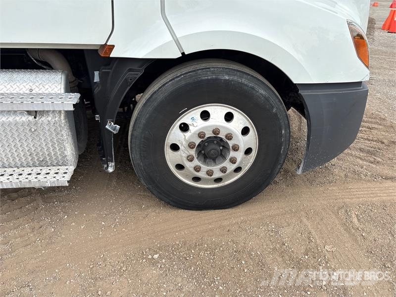 Freightliner Cascadia 126 6x4 T/A Sleeper Truck Tractor 牵引车