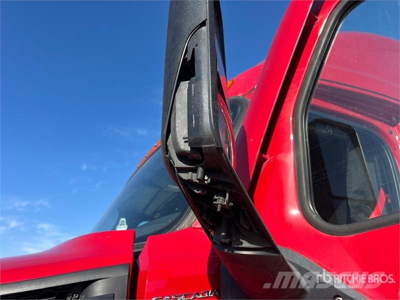 Freightliner Cascadia 126 6x4 T/A Sleeper Truck Tractor Tegljači