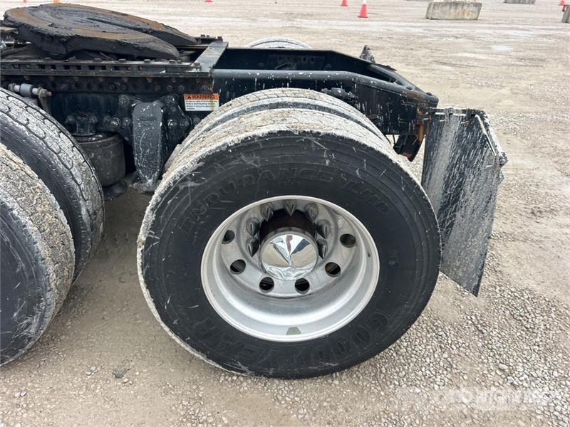 Freightliner Cascadia 126 6x4 T/A Sleeper Truck Tractor Тягачі