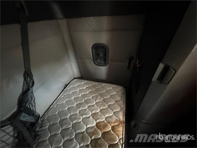 Freightliner Cascadia 126 6x4 T/A Sleeper Truck Tractor Çekiciler