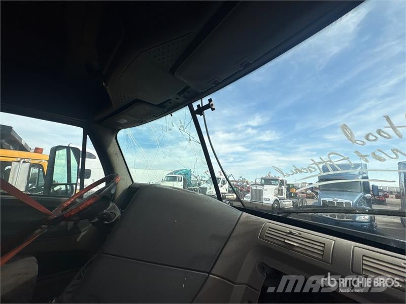 Freightliner Cascadia 125 6x4 T/A Sleeper Truck Tractor (Inoper Tractores (camiões)