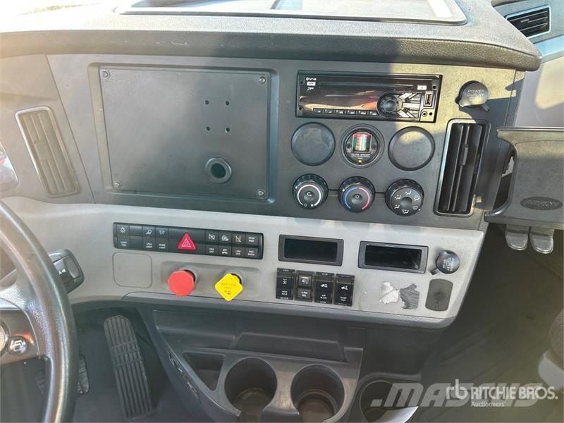 Freightliner Cascadia 126 وحدات الجر