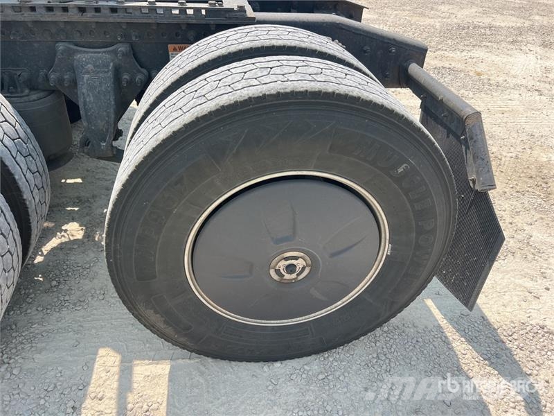 Freightliner Cascadia 126 6x4 T/A Sleeper Truck Tractor Tegljači