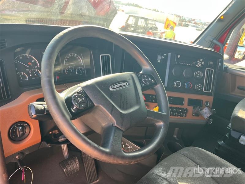 Freightliner Cascadia 126 6x4 T/A Sleeper Truck Tractor Vilcēji