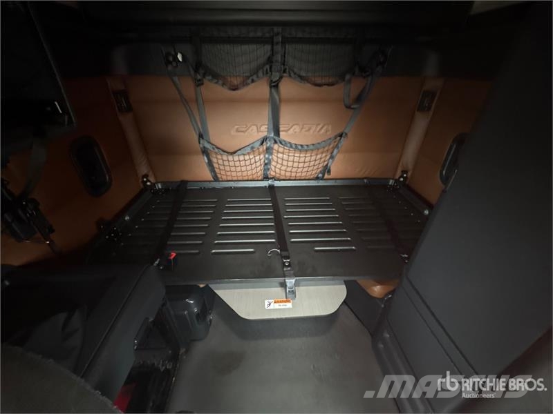 Freightliner Cascadia 126 6x4 T/A Sleeper Truck Tractor 트랙터 유닛