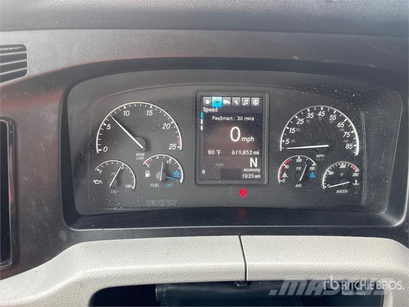 Freightliner Cascadia 126 6x4 T/A Sleeper Truck Tractor Vlačilci