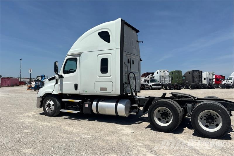 Freightliner Cascadia 126 6x4 T/A Sleeper Truck Tractor Cavalos mecânicos