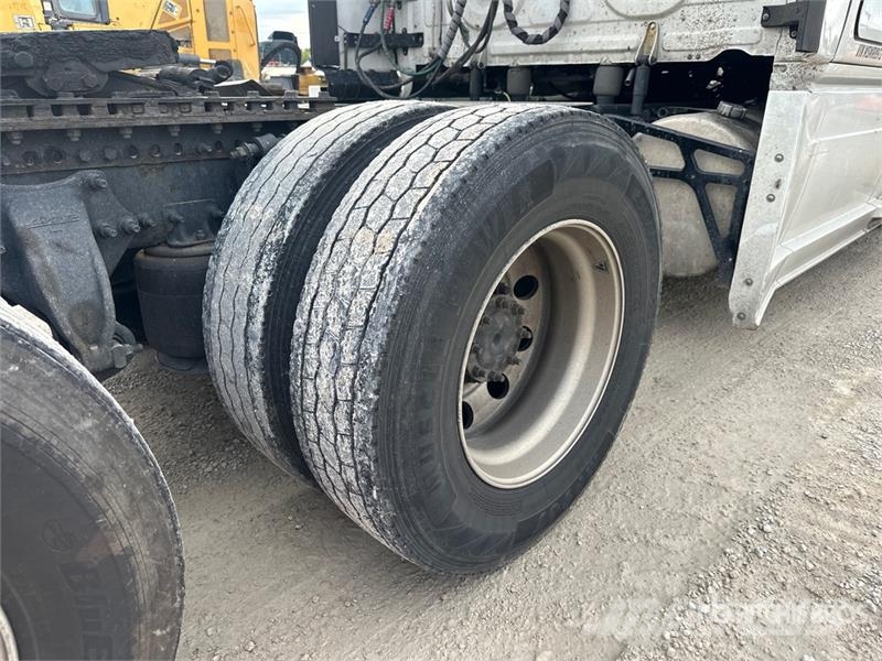 Freightliner Cascadia 126 6x4 T/A Sleeper Truck Tractor Nyergesvontatók