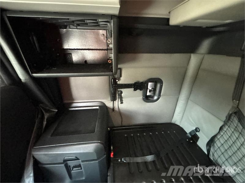 Freightliner Cascadia 126 6x4 T/A Sleeper Truck Tractor وحدات الجر