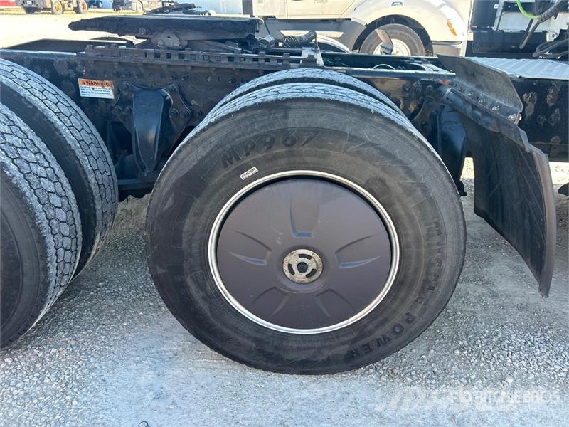 Freightliner Cascadia 126 6x4 T/A Sleeper Truck Tractor Tractor Units