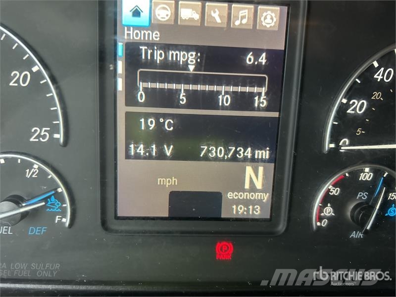Freightliner Cascadia 126 6x4 T/A Sleeper Truck Tractor Тягачі