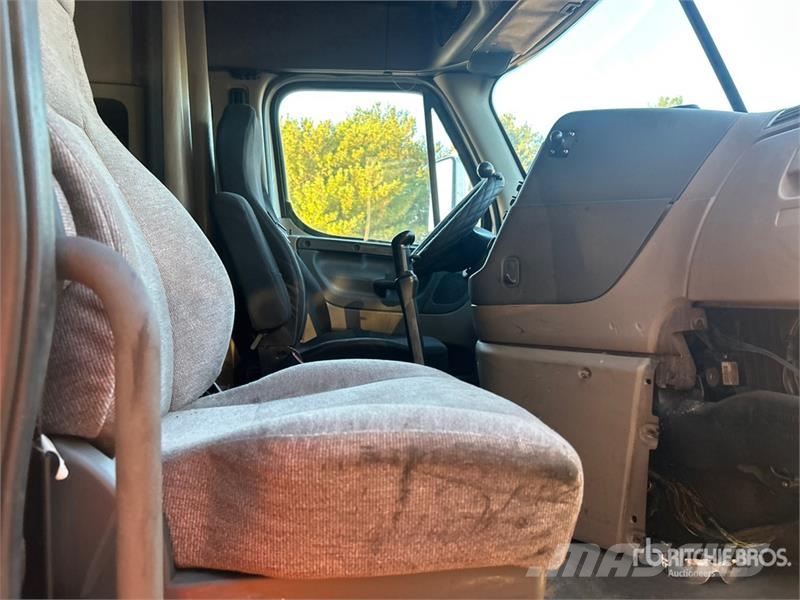 Freightliner Cascadia 125 6x4 T/A Sleeper Truck Tractor Autotractoare