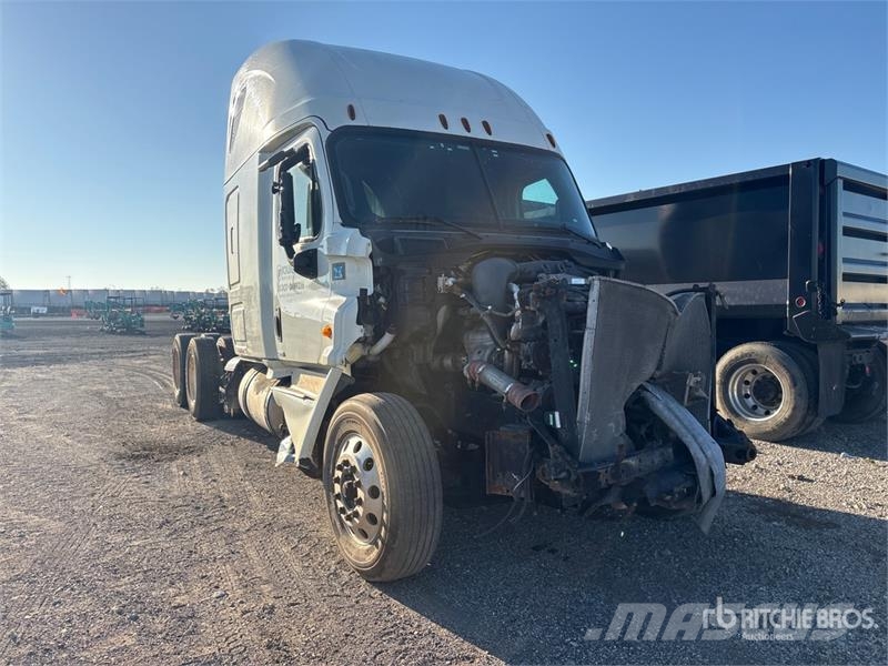 Freightliner Cascadia 125 6x4 T/A Sleeper Truck Tractor (Inoper Vilcēji