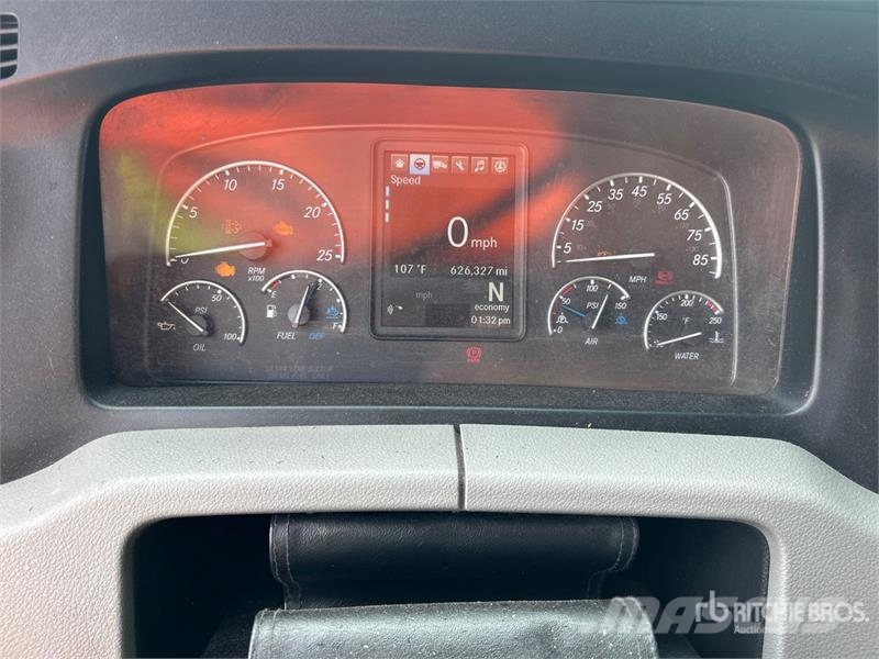 Freightliner Cascadia 126 6x4 T/A Sleeper Truck Tractor (Inoper Tegljači