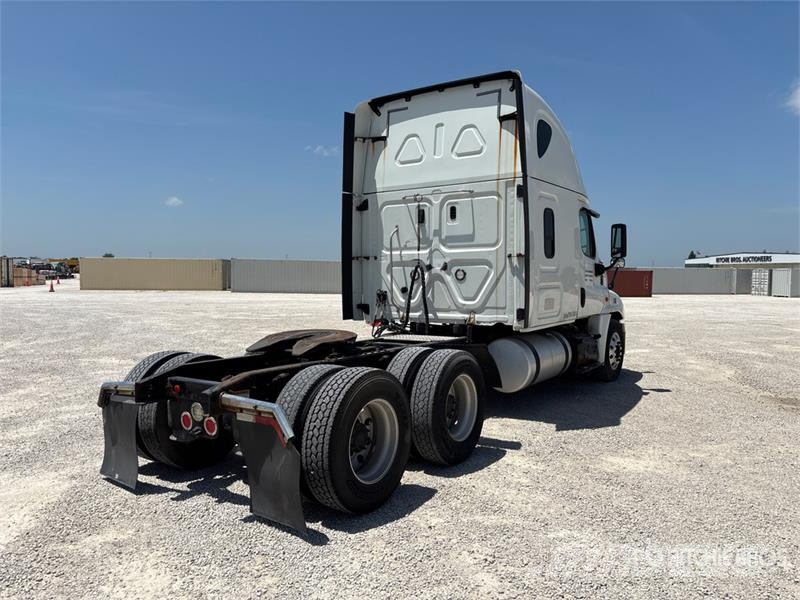 Freightliner Cascadia 125 6x4 T/A Sleeper Truck Tractor وحدات الجر