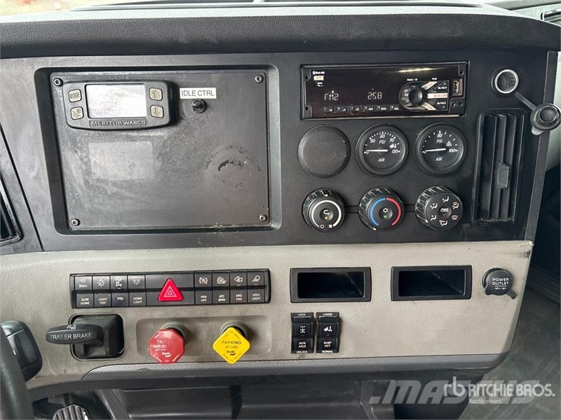 Freightliner Cascadia 126 6x4 T/A Sleeper Truck Tractor Vlačilci
