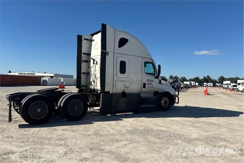 Freightliner Cascadia 126 6x4 T/A Sleeper Truck Tractor Tegljači