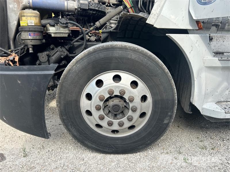 Freightliner Cascadia 126 6x4 T/A Sleeper Truck Tractor Tractor Units