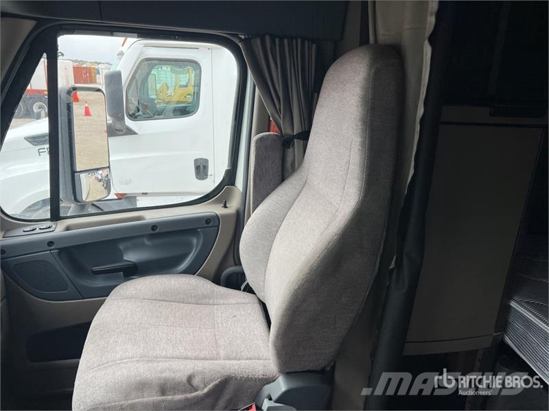 Freightliner Cascadia 125 6x4 T/A Sleeper Truck Tractor Тягачі