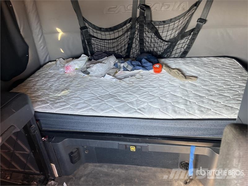Freightliner Cascadia 126 6x4 T/A Sleeper Truck Tractor Traktorske jedinice