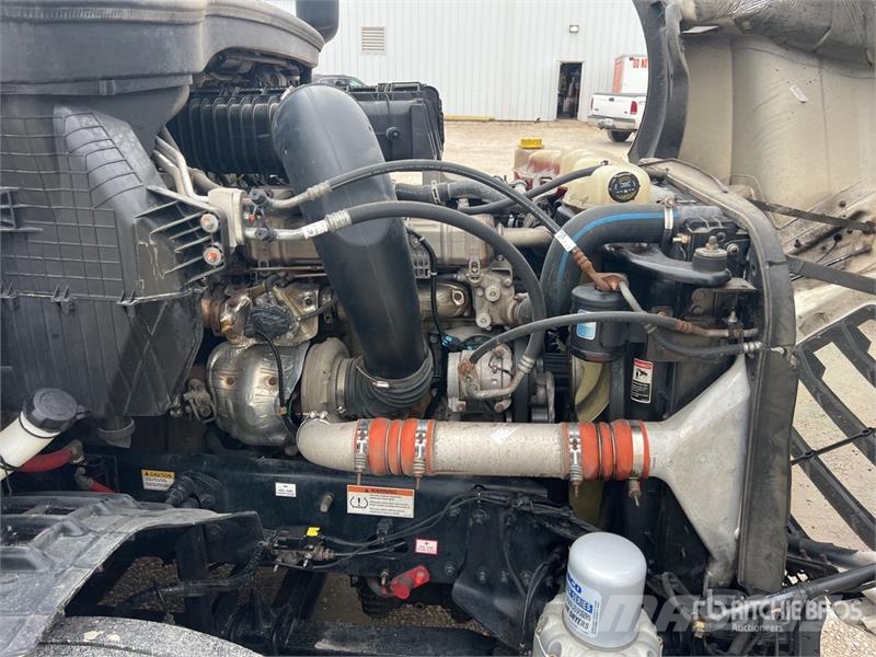 Freightliner Cascadia 126 6x4 T/A Sleeper Truck Tractor 曳引機組件