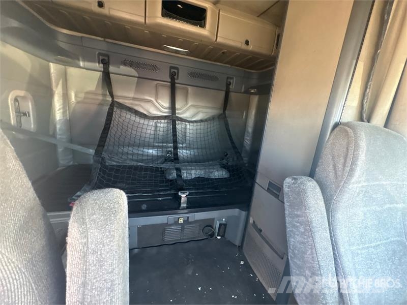 Freightliner Cascadia 125 6x4 T/A Sleeper Truck Tractor (Inoper Vlačilci