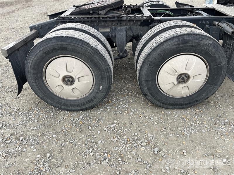 Freightliner Cascadia 126 T/A Sleeper Truck Tractor Vilcēji