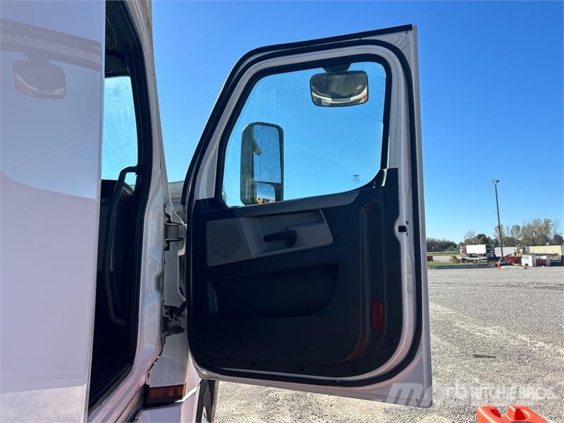 Freightliner Cascadia 126 6x4 T/A Sleeper Truck Tractor Tractor Units