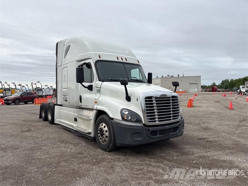 Freightliner Cascadia 125 6x4 T/A Sleeper Truck Tractor Vlačilci