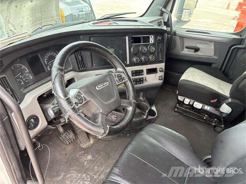 Freightliner Cascadia 126 6x4 T/A Sleeper Truck Tractor Nyergesvontatók