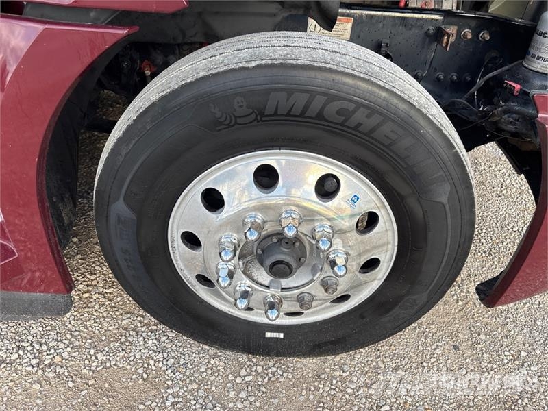 Freightliner Cascadia 126 6x4 T/A Sleeper Truck Tractor وحدات الجر