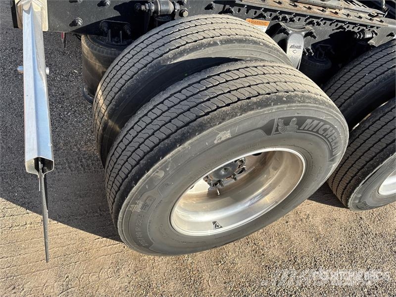 Freightliner Cascadia 126 6x4 T/A Sleeper Truck Tractor Vilcēji