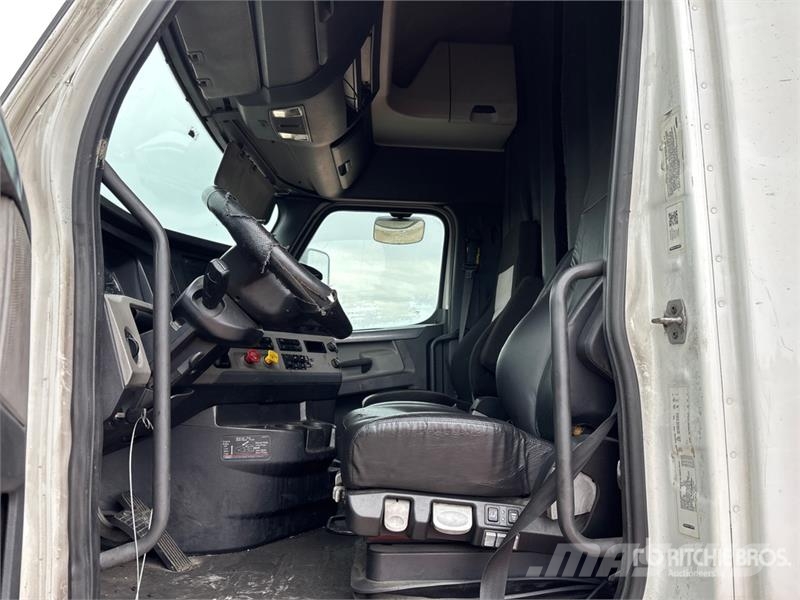 Freightliner Cascadia 126 6x4 T/A Sleeper Truck Tractor Nyergesvontatók