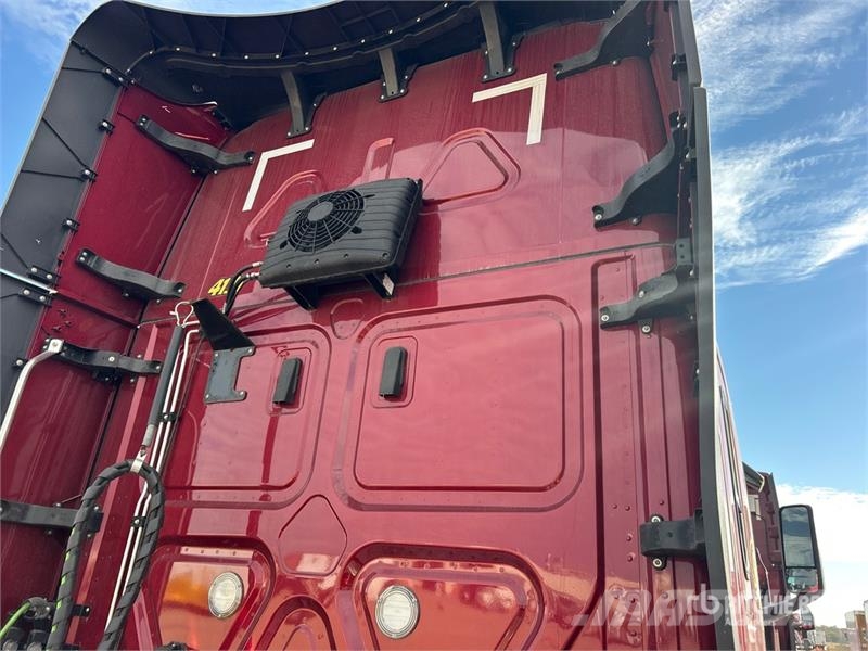 Freightliner Cascadia 126 6x4 T/A Sleeper Truck Tractor Vilcēji