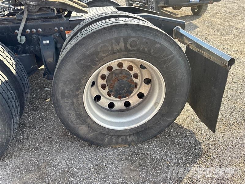 Freightliner Cascadia 126 6x4 T/A Sleeper Truck Tractor (Inoper Trekkvogner