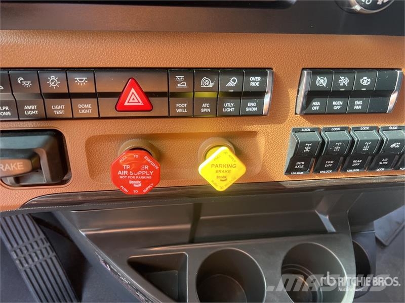 Freightliner Cascadia 126 6x4 T/A Sleeper Truck Tractor Tractor Units