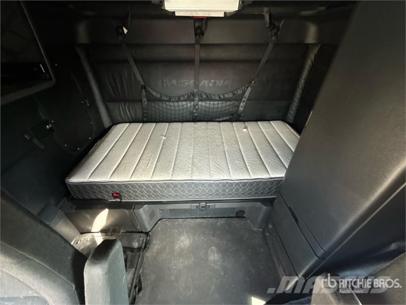 Freightliner Cascadia 126 6x4 T/A Sleeper Truck Tractor Tegljači