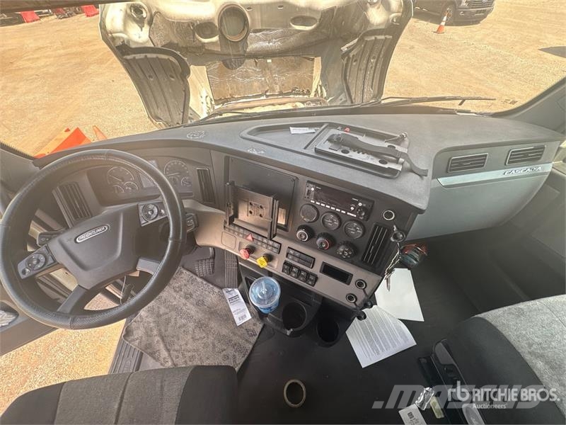 Freightliner Cascadia 126 6x4 T/A Sleeper Truck Tractor Dragbilar