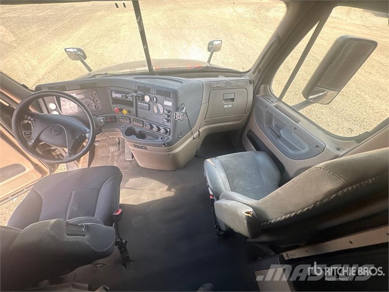 Freightliner Cascadia 125 6x4 T/A Sleeper Truck Tractor Влекачи