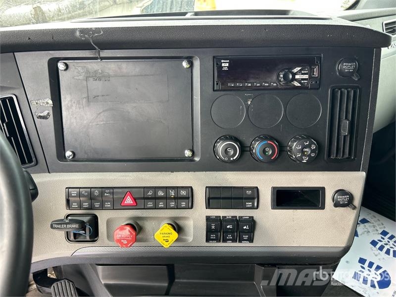 Freightliner Cascadia 126 6x4 Rebuilt Title* T/A Sleeper Truck  Cavalos mecânicos