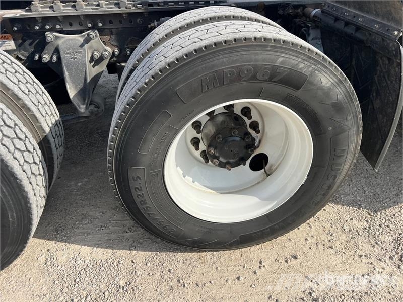 Freightliner Cascadia 126 6x4 T/A Sleeper Truck Tractor Sattelzugmaschinen