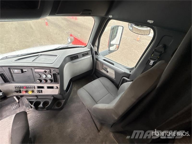 Freightliner Cascadia 126 6x4 T/A Sleeper Truck Tractor Vlačilci