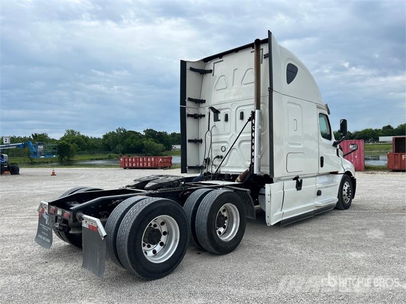 Freightliner Cascadia 126 6x4 Rebuilt Title* T/A Sleeper Truck  Cavalos mecânicos